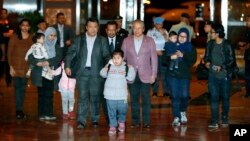 지난 3월 북한과 말레이시아 간 외교 마찰로 평양에 억류돼 있던 말레이시아인들이 풀려난 후 쿠알라룸푸르 국제공항에 도착했다.