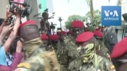 Le colonel Doumbouya arrive pour rencontrer la délégation de la Cédéao