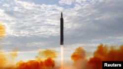 북한의 화성-12형 미사일 발사 장면. (자료사진) 