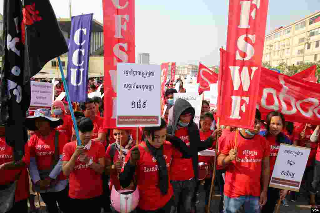 ក្រុម​កម្មករ​និង​ក្រុម​បណ្ដាញ​យុវជន​ប្រារព្ធ​ទិវា​ពលកម្ម​អន្តរជាតិ​ខួប​លើកទី​១៣០​នៅ​ពហុកីឡាដ្ឋាន​ជាតិ​អូឡាំពិច​ ក្រោម​ប្រធាន​បទ​&laquo;​សិទ្ធិ​កម្មករ​និងសេរីភាព​​សមាគម&raquo;​ នៅ​ថ្ងៃទី​១ ខែ​ឧសភា ​នៅ​ទីក្រុង​ភ្នំពេញ។​ កម្មករ​ប្រមូល​ផ្ដុំ​គ្នាដើម្បី​ទាមទារ​ឲ្យ​រដ្ឋាភិបាល​តម្លើង​ប្រាក់​ឈ្នូល​អប្បបរិមា​ លក្ខ័ណ្ឌ​ការងារ​និង​សិទ្ធិ​សហជីព។​ (​ឡេង ឡែន/VOA)