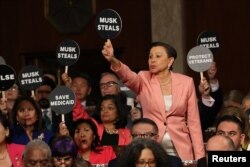 Depite Demokrat Nouyok Nydia Velazquez kenbe yon pannkat ki di "Musk Vòlè" pandan diskou Prezidan Donald Trump devan Kongrè a, 4 Mas, 2025.