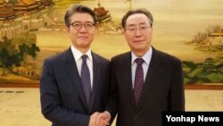 지난 9월 한국 6자회담 수석대표인 김홍균 외교부 한반도평화교섭본부장(왼쪽)이 베이징에서 중국측 수석대표인 우다웨이 외교부 한반도사무특별대표와 만나 북한 5차 핵실험 대응 방안 등을 논의했다. (자료사진)