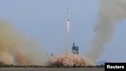 Roket Long March-2F yang membawa pesawat ruang angkasa Shenzhou-16 lepas landas dari Pusat Peluncuran Satelit Jiuquan. (Foto: via Reuters)