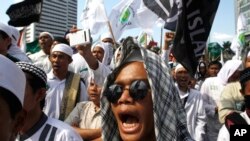 "Islomiy himoyachilar fronti" guruhi a'zolari Jakartada namoyish o'tkazmoqda