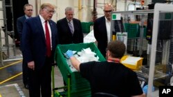 Predsednik Donald Tramp prilikom posete fabrici zaštitne opreme u Arizoni (Foto: AP)