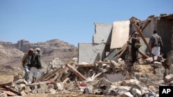 Des habitants contemplent les décombres d’une maison détruite par un raid aérien mené par la coalition dirigée par l'Arabie saoudite dans une banlieue de Sana'a, au Yémen, le 16 février 2017.