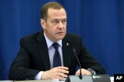 드미트리 메드베데프(앞 왼쪽) 러시아 국가안전보장회의 부의장이 지난달 18일 모스크바에서 집권 통합러시아당 회의에 참석하고 있다. (자료사진)