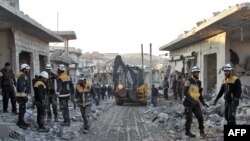 Des membres de la Défense civile syrienne, les Casques blancs, dans le village de Balyun, dans la province d'Idlib, en Syrie le 7 décembre 2019.