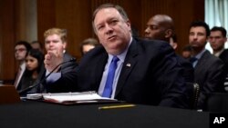 마이크 폼페오 미국 국무장관이 25일 상원 외교위 청문회에서 증언하고 있다.