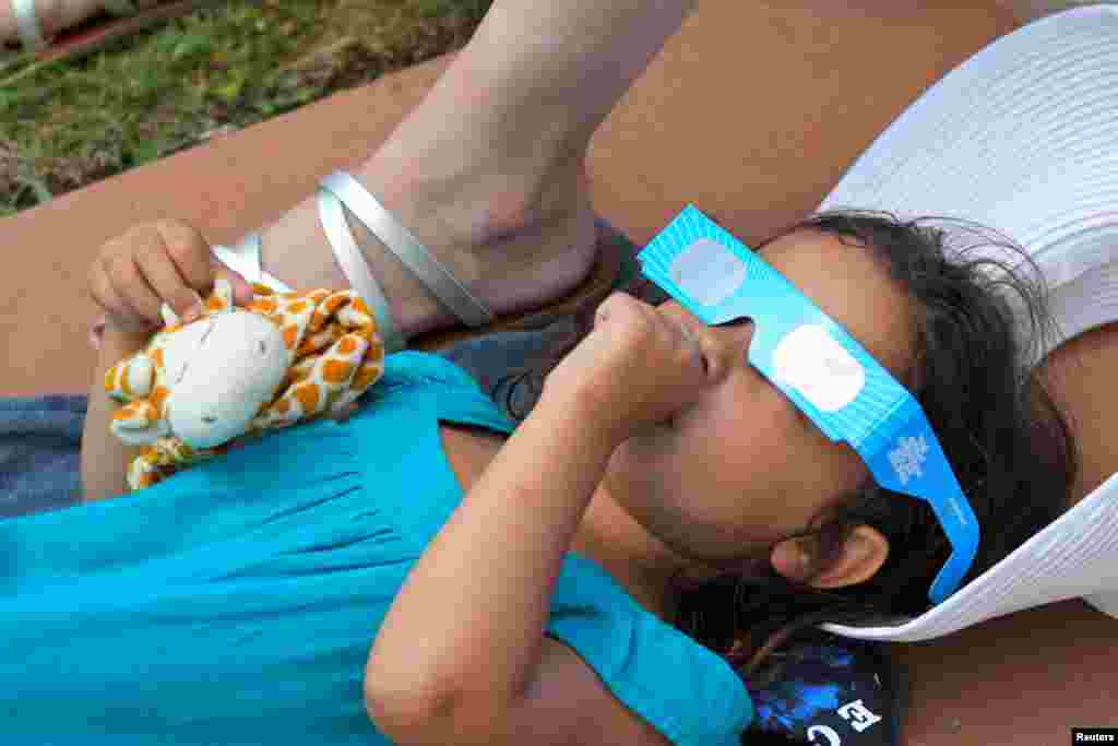 მზის დაბნელების სანახავად მცირეწლოვანი ბავშვებიც გამოიყვანეს. ტენესის შტატი.&nbsp;