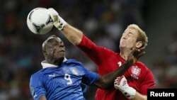  Joe Hart retire une balle au dessus de la tête de Mario Balotelli lors d'un match de l'euro 2012 