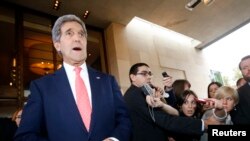 Menlu AS John Kerry memberikan keterangan kepada media setibanya di Jenewa (8/11).