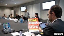 Pascal Strupler, Dirjen Departemen Kesehatan Masyarakat Swiss, memegang selebaran sebelum pertemuan yang membahas tentang pencegahan penyebaran virus korona lebih lanjut di Bern, Swiss. (Foto: dok).