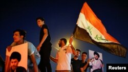 Pendukung gerakan Sadr Irak merayakan kemenangan mereka setelah hasil awal pemilihan parlemen Irak diumumkan di Baghdad, Irak 11 Oktober 2021. (REUTERS/Thaier Al-Sudani)