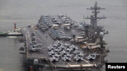 美国核动力航空母舰“罗斯福号”(CVN-71)星期六抵达韩国，停靠釜山作战基地。(路透社)