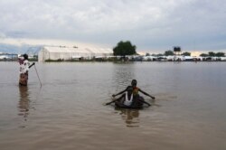 Anak-anak bermain di genangan air akibat banjir setelah Sungai Nil memecahkan tanggul di Pibor, Wilayah Administratif Pibor Raya, Sudan Selatan, 6 Oktober 2020.