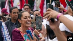 Kandidat presiden Meksiko Claudia Sheinbaum menyapa para pendukungnya dalam sebuah kampanye di Zocalo, Mexico City, pada 1 Maret 2024. (Foto: AP/Aurea Del Rosario)