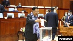 លោកនាយករដ្ឋមន្រ្តី ហ៊ុន សែន ចូល​រួម​កិច្ច​ប្រជុំ​សភា នៅ​ព្រឹក​ថ្ងៃ​សុក្រ​នេះ ដើម្បី​បោះ​ឆ្នោត​អនុម័ត​​សេចក្តី​ព្រាង​ច្បាប់​គ្រប់​គ្រង​ប្រទេស​ជាតិ ក្នុង​ភាព​អាសន្ន។ (រូបថតហ្វេសប៊ុក​រដ្ឋសភា)