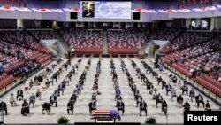 មនុស្ស​ម្នា​នាំ​គ្នា​ទៅ​គោរព​វិញ្ញាណក្ខន្ធ​លោក John Lewis ដែល​ជា​វីរបុរស​ទាមទារ​សិទ្ធិ​ស៊ីវិល ដែល​បាន​ស្លាប់​កាល​ពី​ថ្ងៃទី ១៧ ខែកក្កដា ក្រុង Troy រដ្ឋ Alabama សហរដ្ឋអាមេរិក។ 