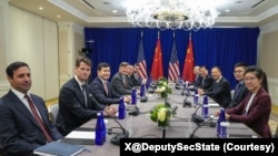 美国常务副国务卿兰道(Chris Landau，左起第四位)在纽约联合国大会期间会晤中国外交部常务副部长马朝旭(右起第三位）。(2025年9月25日)