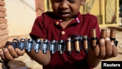 Un garçon tient des cartouches de balles à Khartoum Nord, au Soudan, le 13 mai 2023.