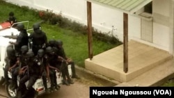 Les forces de police devant le domicile de Blanchard Oba, président de l'IDC au centre-ville de Brazzaville, le 3 octobre 2017. (VOA/Ngouela Ngoussou)