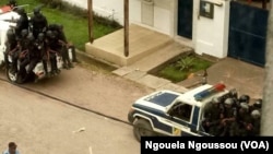 La police patrouille à Brazzaville, le 3 octobre 2017. (VOA/Ngouela Ngoussou)