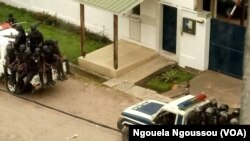 Les forces de police devant le domicile de Blanchard Oba, président de l'IDC au centre-ville de Brazzaville, le 3 octobre 2017. (VOA/Ngouela Ngoussou)