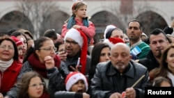 Warga menghadiri perayaan Natal di gereja Nativitas di kota Bethlehem, Tepi Barat, Palestina, Minggu (24/12). 