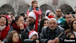 在伯利恒的圣诞教堂外面，人们举行圣诞节庆祝活动（2017年12月24日）