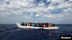 Wani jirgin ruwa dauke da bakin haure. 