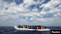 Sur les côtes libyennes, 104 Africains sub-sahariens attendent d'être secourus le 4 octobre 2014. 