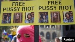 Parijdagi namoyishlar... Mahkumalar ozod etilsin, deydi faollar. 