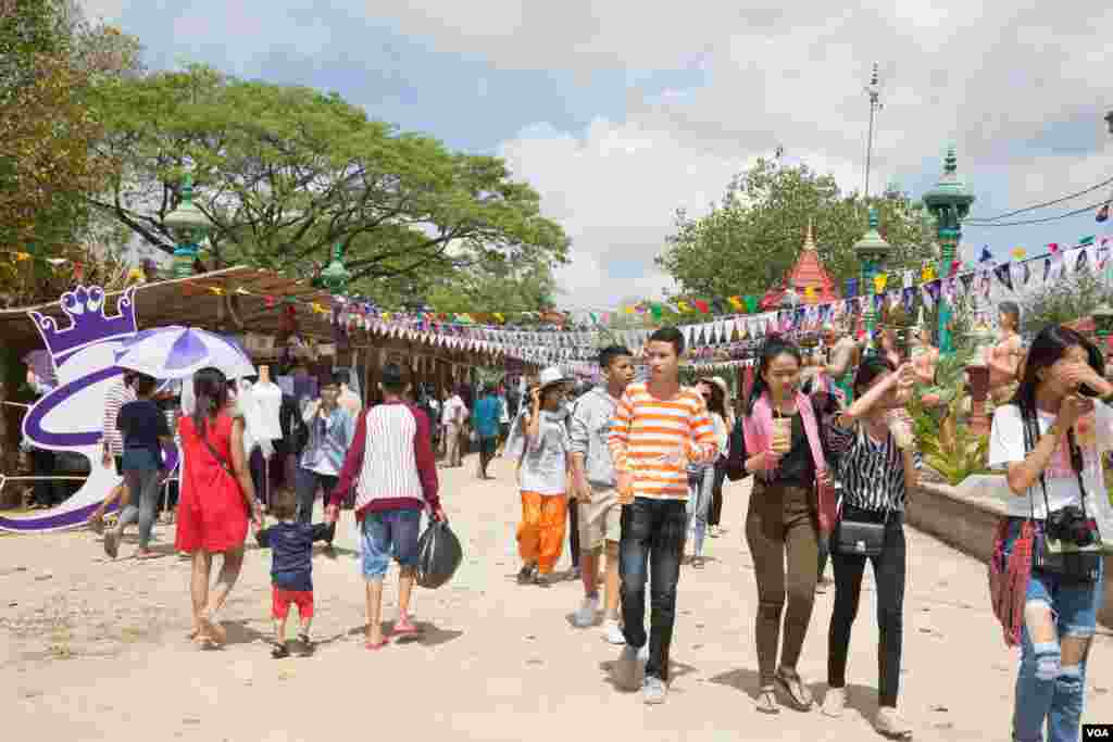 ទិដ្ឋភាព​ទូទៅ​នៃ​កម្មវិធី​ «បុណ្យភូមិ» ត្រូវបាន​រៀបចំ​ឡើង​ដើម្បី​បញ្ជ្រាប​ការ​យល់ដឹង​អំពី​ទម្រង់​វប្បធម៌​បុរាណ​ដល់​យុវជន​កម្ពុជា​ ក្នុង​វត្ត​ទួល​ក្រសាំង ​ខេត្ត​កណ្តាល​ នៅ​ថ្ងៃទី​៧ ខែ​មេសា​ ឆ្នាំ​២០១៧។ (ហ៊ាន សុជាតា/ VOA)