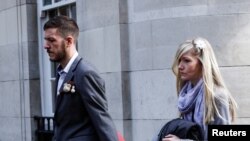 Chris Gard dan Connie Yates, orangtua Charlie Gard, tiba di Pengadilan Tinggi di London, Inggris, 5 April 2017. (Foto: dok). 