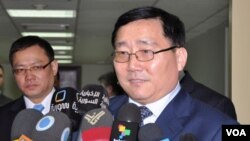 Duta Besar Tiongkok Li Huaxin memberi keterangan pers usai pertemuan dengan Ahmed Arnus, asisten Menlu Suriah (6/3).