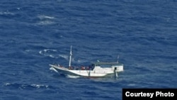 Perahu kayu yang membawa 180 pencari suaka menuju Australia sedang berlayar di Pulau Christmas Juli 2012. (AP/Badan SAR)