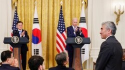 조 바이든 미국 대통령이 지난 5월 문재인 한국 대통령과의 정상회담 기자회견에서 새로 임명한 성 김 대북특별대표(오른쪽)를 소개했다.