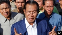 រូបឯកសារ៖ លោកនាយករដ្ឋមន្ត្រី ហ៊ុន សែន ថ្លែងទៅអ្នកសារព័ត៌មាន នៅរាជធានីភ្នំពេញ ថ្ងៃទី១ ខែសីហា ឆ្នាំ២០១៨។