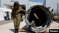 Pripadnica izraelske vojske pored iranske balističke rakete (Foto: REUTERS/Amir Cohen)