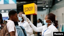 Vérification de la température d'un voyageur dans le cadre de la procédure de dépistage du coronavirus à l'aéroport international de Kotoka à Accra, au Ghana, le 30 janvier 2020. (Photo: REUTERS/Francis Kokoroko)
