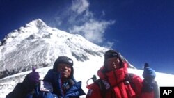 80-Year-Old Man Climbs Mount Everest 