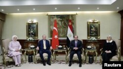 레제프 타이이프 에르도안(왼쪽 두번째) 튀르키예 대통령 내외와 압델 파타 엘시시(오른쪽 두번째) 이집트 대통령 내외가 14일 카이로에서 회동하고 있다. 