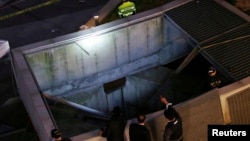 Polisi tengah memeriksa lokasi kecelakaan di pusat perbelanjaan Seongnam, Korea Selatan. (17/10). 