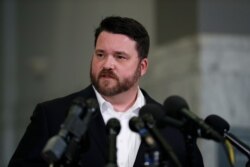 기자회견하는 트로이 프라이스 아이오와주 민주당 의장