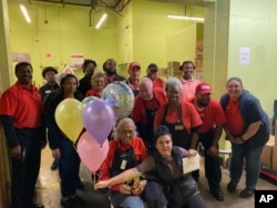 تولد ۱۰۰ سالگی رومی دیویس در فروشگاه مواد غذایی که کار می‌کرد