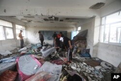 Palestinci istražuju posledice izraelskog napada na UN-ovu školu u kom je prema podacima zdravstvenih vlasti ubijeno na desetine ljudi, u kampu Nuseirat u Pojasu Gaze, 6. juna 2024.