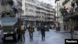 Des soldats belges patrouillent à Bruxelles, 22 novembre 2015.