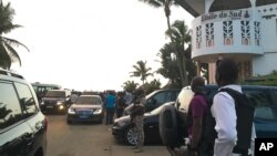 Un soldats monte la garde devant l'hôtel Etoile du Sud sur la station balnéaire de Bassam où a eu lieu l'attaque jihadiste, en Côte d'Ivoire, 13 mars 2016