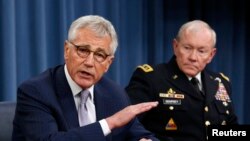 Menteri Pertahanan AS Chuck Hagel didampingi Kepala Staf Militer Gabungan Jenderal Martin Dempsey dalam konferensi pers di Pentagon, Washington (21/8). (Reuters/Yuri Gripas)